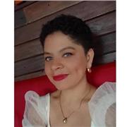 Profesora que imparte clases de ciencias naturales a niños de cualquier edad